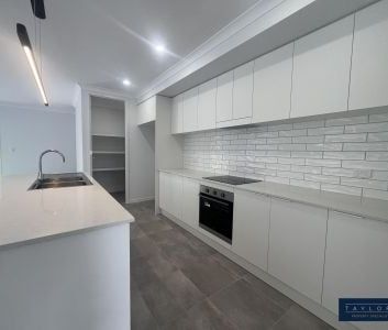 Modern & Stylish 4-Bedroom House for Rent in Cannonvale - Photo 6