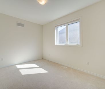 For Lease - 18 Kenneth Ross Crescent, East Gwillimbury, Ontario - Photo 4