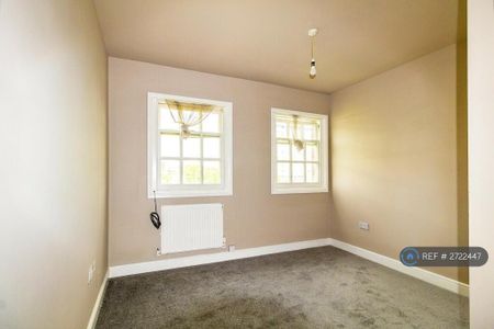3 bedroom flat to rent - Photo 4