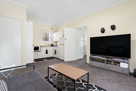 CONVENIENT ONE BEDROOM UNIT IN PRIME LOCATION - Photo 5