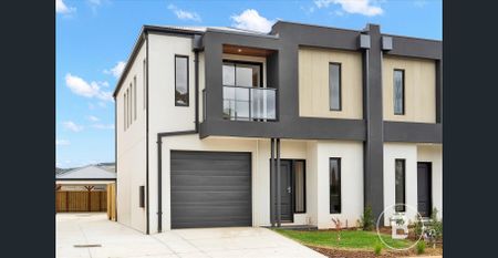 STYLISH TOWNHOUSE - Photo 4