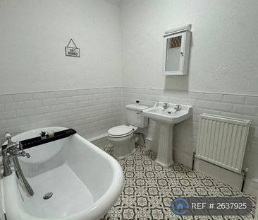 1 bedroom in a flat share to rent - Photo 5