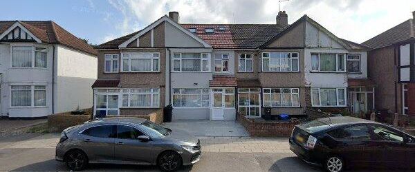 5 Bed Terraced House, Horns Road, IG6 - Photo 1