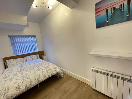 2 bedroom flat to rent - Photo 2
