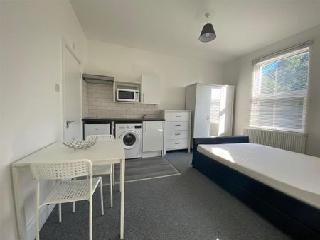 Studio to rent - Photo 2