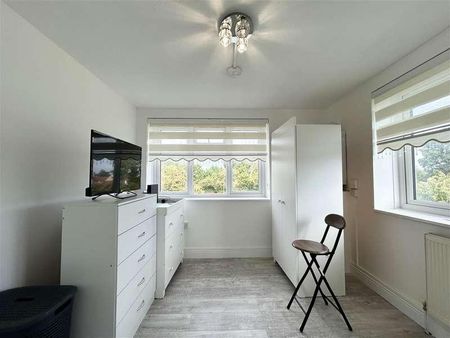 Pytt Field, Harlow, CM17 - Photo 3