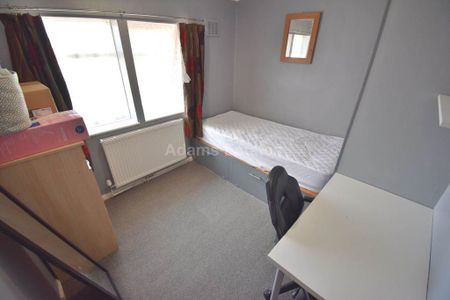 4 bedroom semi-detached house to rent - Photo 2