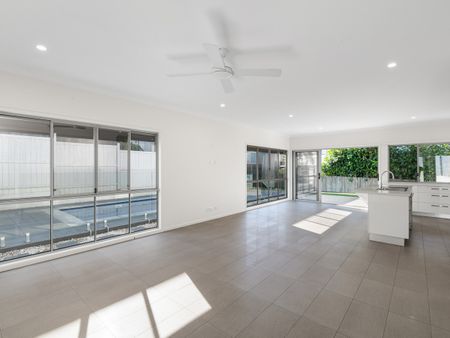 Amazing Family Home in Great Location With Sparkling Pool - Photo 5