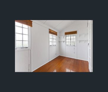 A classic Queenslander brimming with charm and convenience - Photo 5