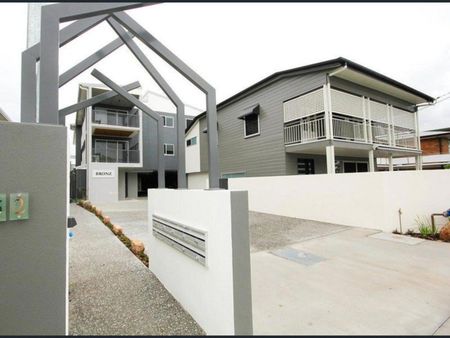 Modern 2 Bedroom Apartment! - Photo 2