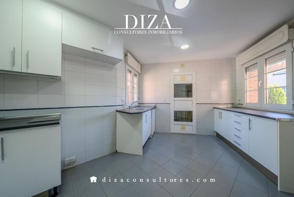 4 bedroom luxury Villa for rent in Madrid, Autonomous Region of Madrid - Photo 1