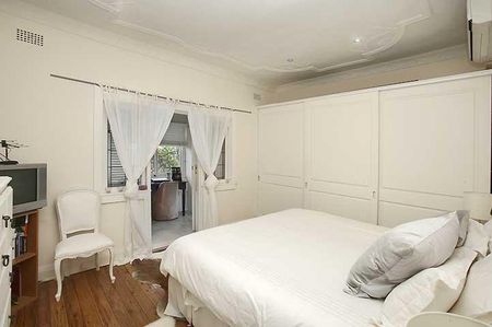 Charming 2 Bedroom Beach House In Premier Location - Photo 2