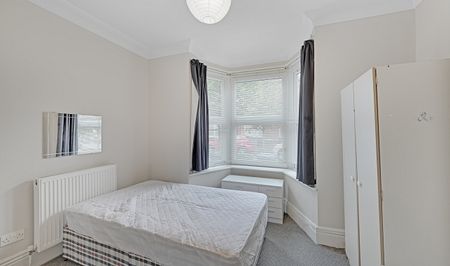 Spacious 6-Bed Student House with Large Kitchen, Close to Bars and Shops - Photo 4