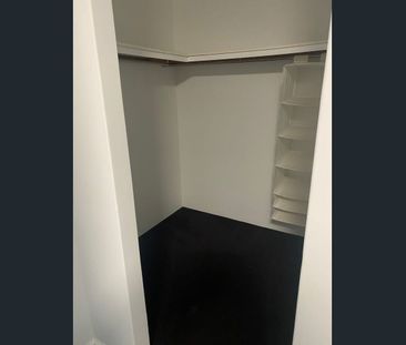 Freshly renovated bedroom in a stunning home in Stratton for rent - Photo 3