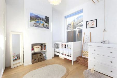 2 bedroom flat in London - Photo 4