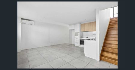 Modern 3 bedroom townhouse close to CBD. - Photo 2