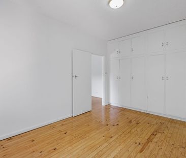 Updated ground floor unit in fabulous location! - Photo 4