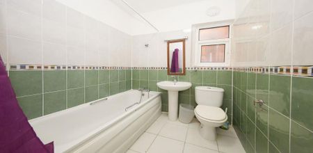 2 Bedroom, 2 bath, 1 reception Flat - Photo 4