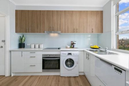 Sun Filled 2 Bedroom Apartment - Photo 5