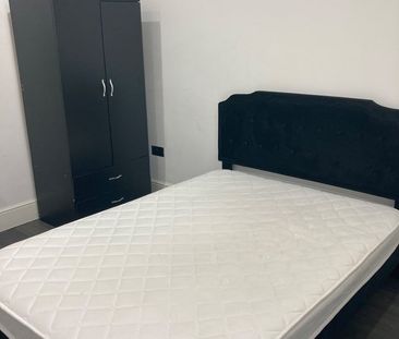 Room in a Shared House, Whitehorse Road, CR0 - Photo 6