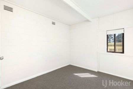 Spacious 2 bedroom unit with allocated car space - Photo 5