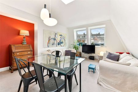 Beautiful period maisonette set over 2 floors in a charming period conversion which is presented in good condition throughout. - Photo 2