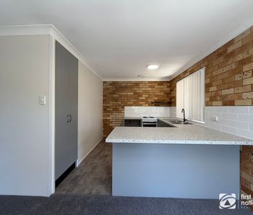 Renovated townhouse within walking distance to town - Photo 2