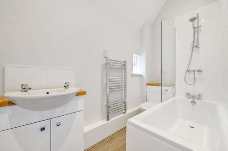 A recently updated first floor apartment located on the Marlow High Street. Parking available by separate negotiation - Photo 5