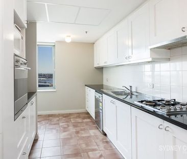 CORNER APARTMENT IN HIGHGATE | Unfurnished - Photo 3