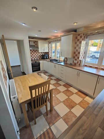 3 bedroom semi-detached house to rent - Photo 2