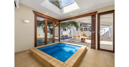 Stylish 5-Bedroom, 3-Bathroom Family Home with Outdoor Entertaining & Spa Retreat - Photo 3