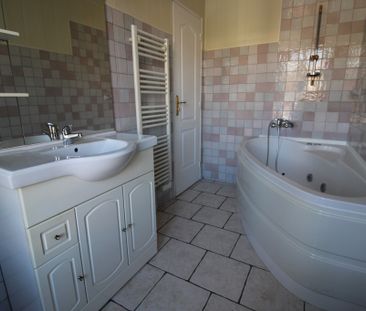 Location Appartement 3 pièces 81m² HYERES 83400 - Photo 6