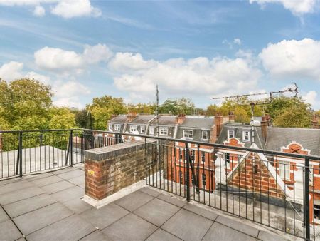 Charming top floor flat with two double bedrooms, wood floors throughout and stunning roof terrace overlooking Brompton Oratory in the heart of Knightsbridge. - Photo 5