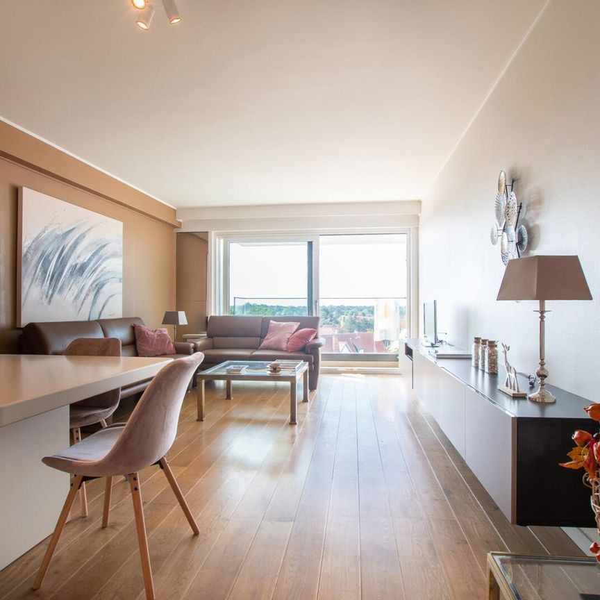 Gemeubeld appartement op de vijfde verdieping gelegen in hartje Zoute op enkele passen van het Albertplein en de zee - Photo 1