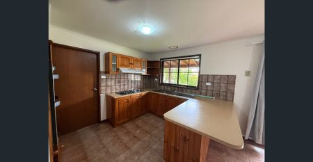 Charming 3-Bedroom Cottage for Lease in Werribee - Photo 4