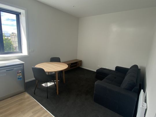 Modern 1-bedroom apartment on Queens Gardens. - Photo 1