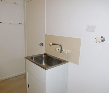 Low set Villa/Townhouse with low maintenance courtyard! Only 4 vill... - Photo 5