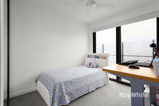 Stylish and Spacious 2-Bedroom Apartment in Carnegie - Photo 1