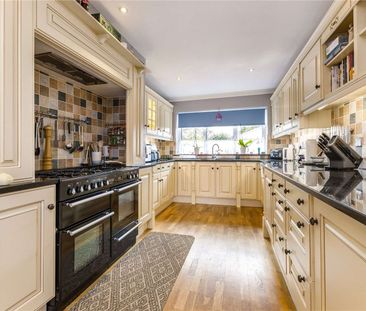 An impressive family residence in the prestigious village of Bray, ... - Photo 2