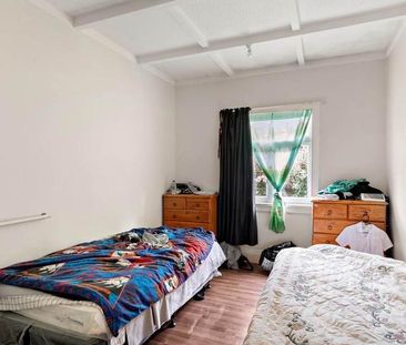Large bungalow in the heart of Otahuhu! - Photo 4