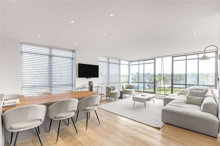 A gorgeous three bedroom apartment with underground parking and private roof terrace. - Photo 4
