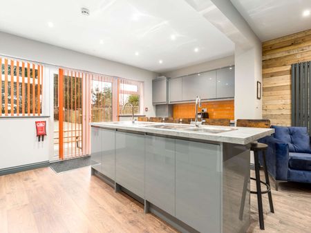 OX Living is proud to present this high-quality 8-bedroom co-living property, perfect for working professionals looking for stylish, stress-free living. Room 2 - Photo 4