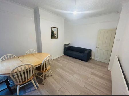 4 bedroom house of multiple occupation to rent - Photo 2