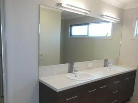 Spacious 4-Bedroom Home Backing Onto the Golf Course - Photo 4