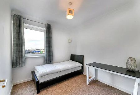 3 bedroom flat in London - Photo 3