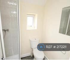 4 bedroom semi-detached house to rent - Photo 6