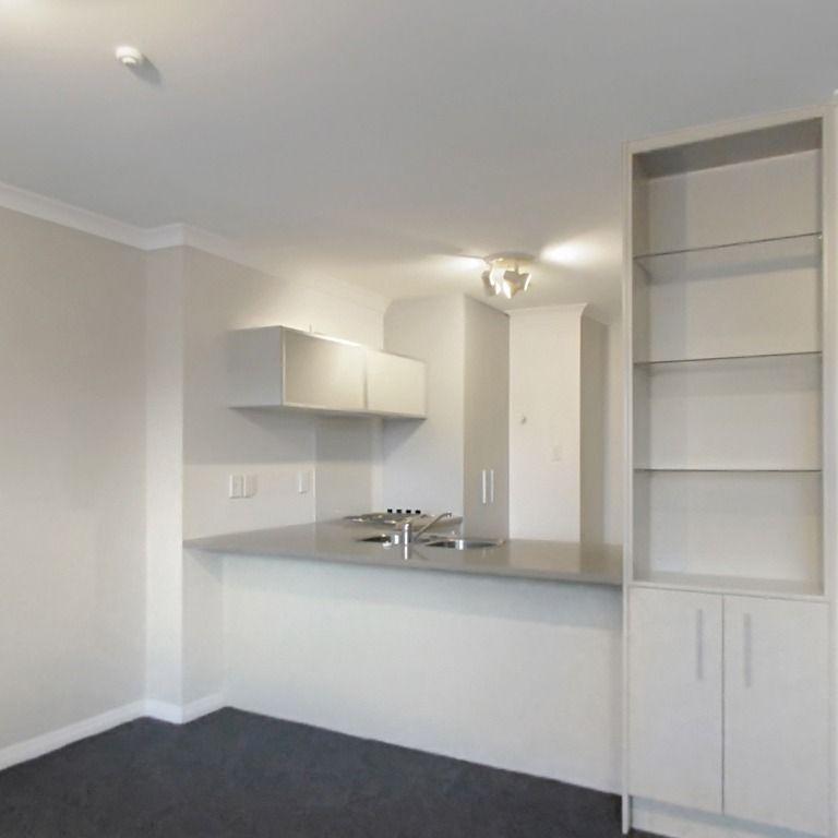 Spacious 2-Bedroom Unit in Onehunga - Photo 1