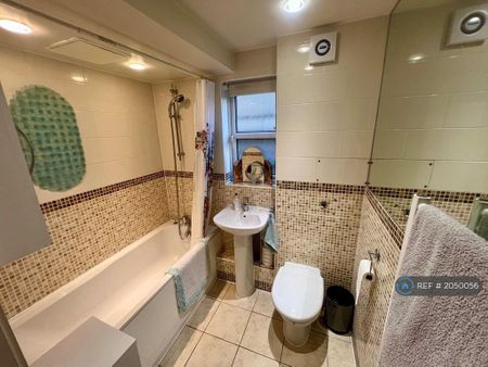 1 bedroom in a flat share to rent - Photo 5