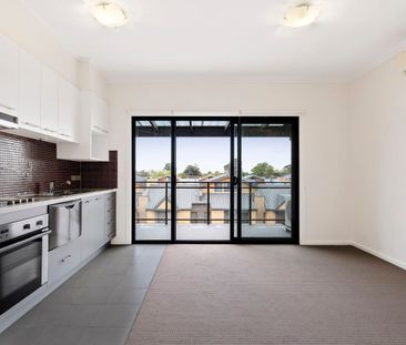 Stylish Two-Bedroom Apartment with Private Balcony - Photo 2