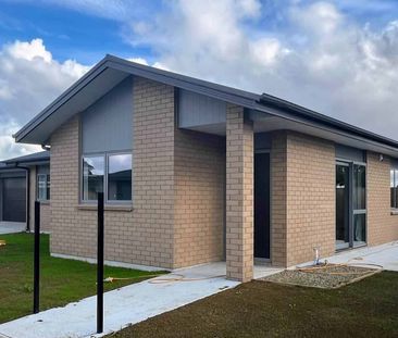 Modern Brick Home - Photo 4